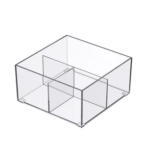 Der SLIDE Schubladen Organizer KLAR - HOCH div. Grössen von BNB x VCN ist ein klarer, quadratischer Acryl-Organizer mit vier vertikal unterteilten Fächern, der perfekt für die Ordnung in Schubladen ist. Hier abgebildet auf weißem Hintergrund.