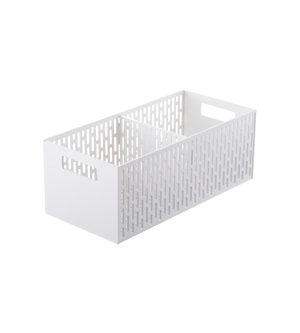 Der YAMAZAKI TOWER Aufbewahrungskorb mit flexiblen Fächern in Weiß besteht aus Kunststoff, hat Belüftungsschlitze, seitliche Griffe für einfaches Tragen und ist stapelbar für platzsparende Organisation.