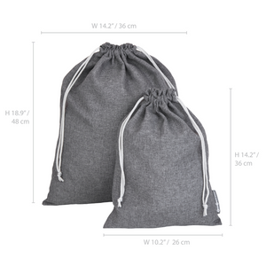 Der Bigso TRAVEL Wäschesack Grau - 2 Stk. enthält zwei graue Wäschesäcke: einen 48x36 cm und einen 36x26 cm - praktisch für unterwegs mit Kordelzugverschluss in verschiedenen Größen.