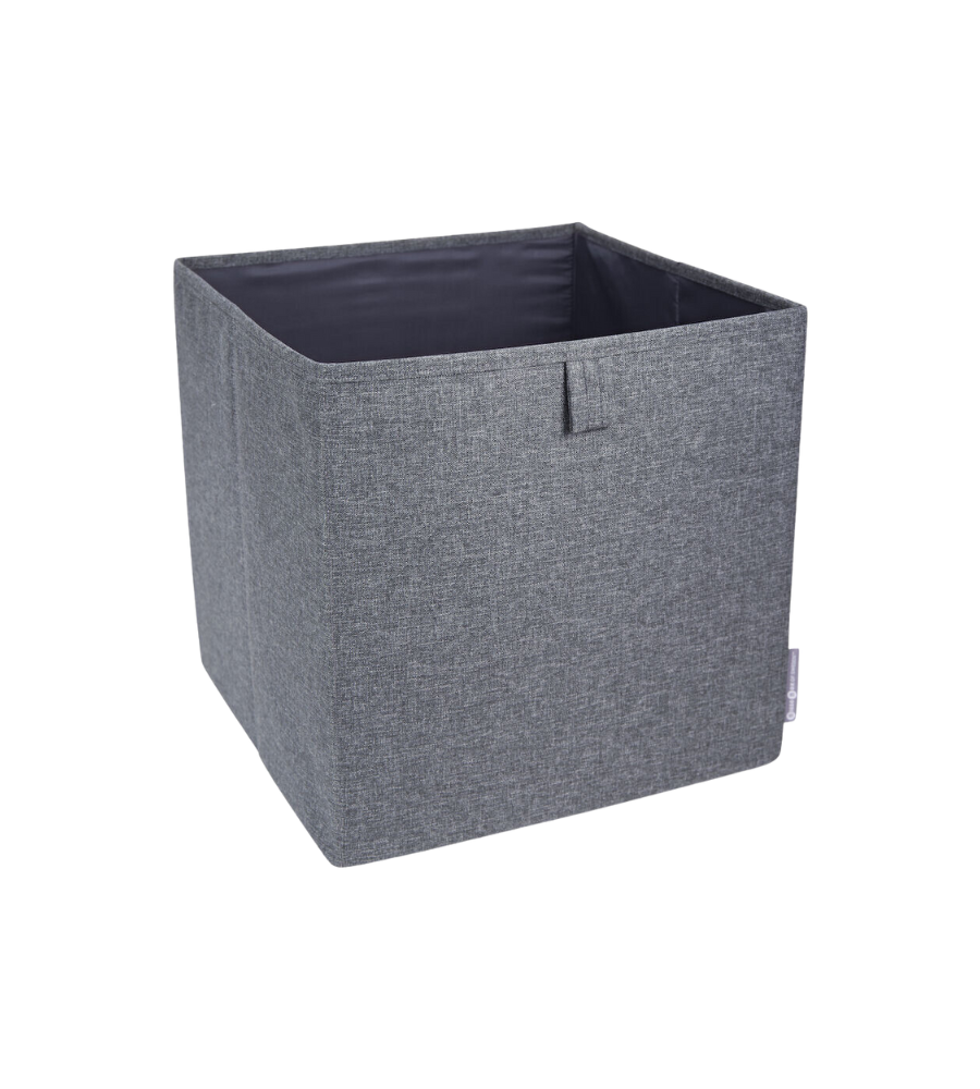Die SOFT Aufbewahrungsbox CUBE - Grau von Bigso ist ein grauer Aufbewahrungswürfel aus Stoff mit einem kleinen Griff an der Vorderseite, der leer auf einem schlichten weißen Hintergrund abgebildet ist.