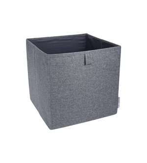 Die SOFT Aufbewahrungsbox CUBE - Grau von Bigso ist ein grauer Aufbewahrungswürfel aus Stoff mit einem kleinen Griff an der Vorderseite, der leer auf einem schlichten weißen Hintergrund abgebildet ist.