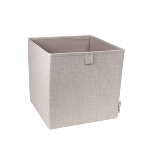 Die SOFT Aufbewahrungsbox CUBE von Bigso ist in Beige mit einem Griff an der Vorderseite abgebildet, leer vor einem weißen Hintergrund. Dieser faltbare Aufbewahrungswürfel bietet ein einfaches, minimalistisches Design.