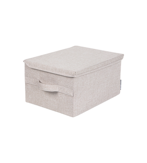 Die SOFT Aufbewahrungsbox Beige M von Bigso (40x30x22cm) aus Stoff mit Deckel und Frontgriff ist zusammenklappbar, stapelbar und auf schlichtem weißem Hintergrund zu sehen.