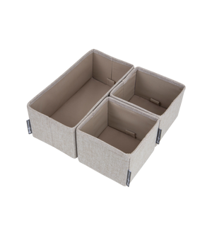 Das Bigso SOFT Organizer Beige - Set 3 Stk. besteht aus drei unterschiedlich großen Aufbewahrungsboxen aus Stoff, ideal für die Organisation von Schubladen, mit zwei kleineren Behältern neben einem größeren, die alle auf einem weißen Hintergrund abgebildet sind.