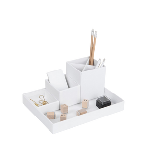 Der LENA Schreibtisch Organizer - Weiss von Bigso hält Bleistifte, Stifte, Binder Clips, Holzbuchstaben, eine kleine schwarze Box und weitere Ordnungselemente ordentlich auf einem weißen Tablett.