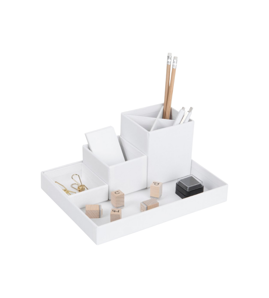 Der LENA Schreibtisch Organizer - Weiss von Bigso hält Bleistifte, Stifte, Binder Clips, Holzbuchstaben, eine kleine schwarze Box und weitere Ordnungselemente ordentlich auf einem weißen Tablett.