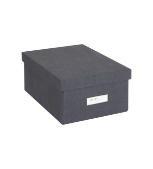 Die Bigso KARIN Aufbewahrungsbox in schwarzem Canvas hat ein stapelbares Design, einen aufgesetzten Deckel und Etikettenhalter auf der Vorderseite, abgebildet auf einem schlichten weißen Hintergrund.