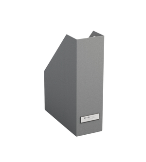 Der VIKTORIA Stehsammler Büroablage von Bigso in Grau für A4-Dokumente steht aufrecht auf weißem Hintergrund und verfügt über einen integrierten Etikettenhalter an der Vorderseite.