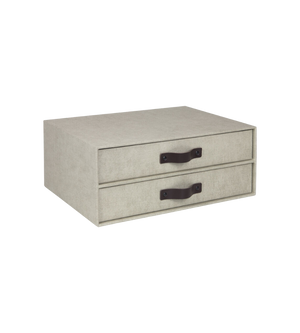 Die BIRGER Schubladenbox 2 Fächer - Linnen Canvas von Bigso ist eine rechteckige, beigefarbene Stoff-Schubladenbox mit schwarzen Griffen, die die perfekte Größe für eine A4-Dokumentenbox hat. Ihr stapelbares Design sorgt für eine organisierte Aufbewahrung auf jedem schlichten weißen Hintergrund.