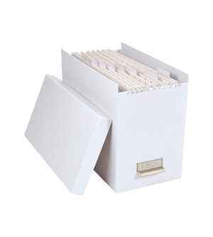 Die JOHAN Hängeregister-Box von Bigso in Weiß mit abnehmbarem Deckel bietet mit mehreren Hängemappen eine effektive Lösung zur Dokumentenorganisation - präsentiert vor schlichtem weißem Hintergrund.