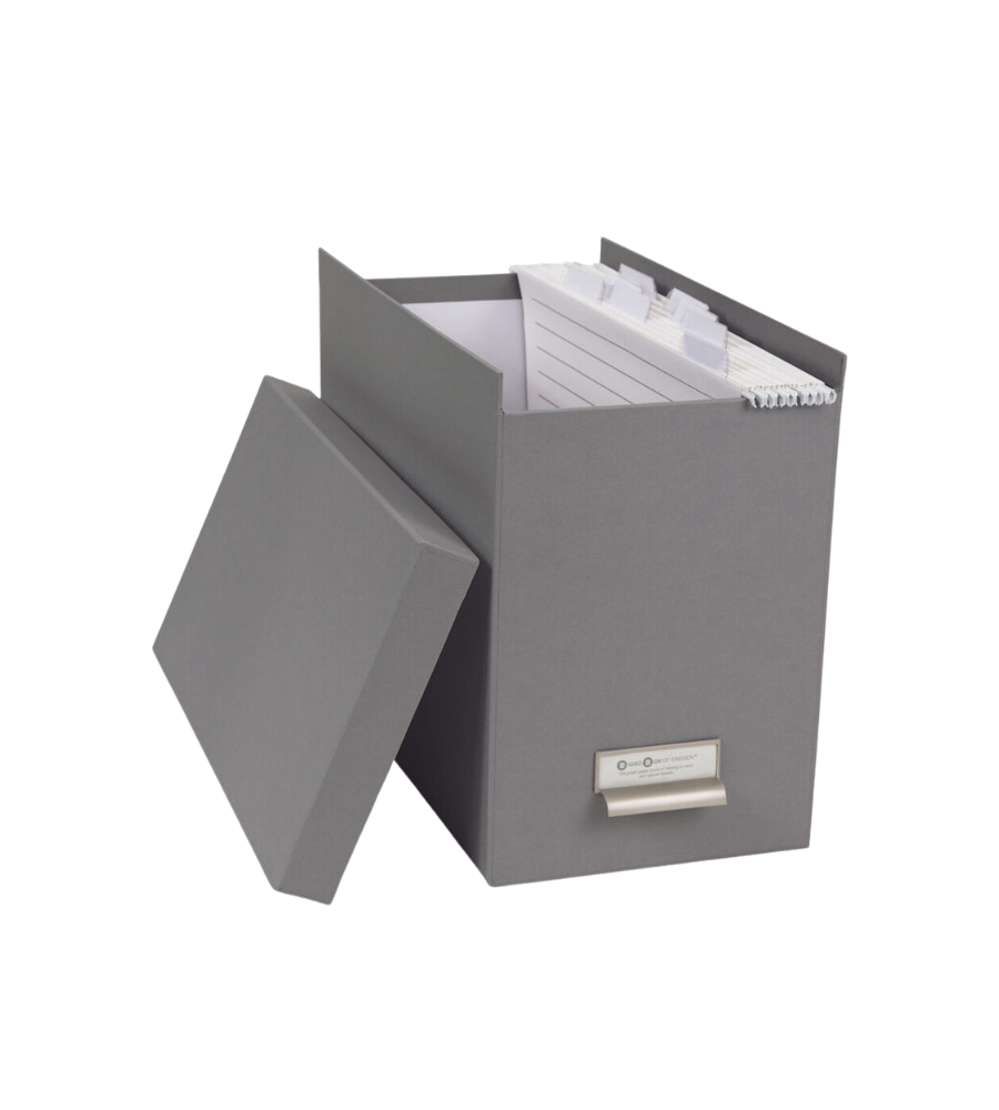 Die Bigso JOHAN Hängeregister-Box in Grau verfügt über einen abnehmbaren Deckel, zeigt Hängemappen A4 und liniertes Papier im Inneren und enthält einen Metall-Etikettenhalter für effiziente Dokumentenorganisation.