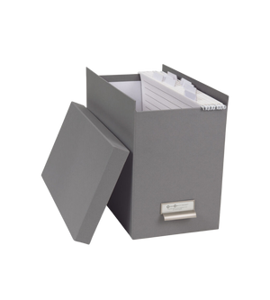 Die Bigso JOHAN Hängeregister-Box in Grau verfügt über einen abnehmbaren Deckel, zeigt Hängemappen A4 und liniertes Papier im Inneren und enthält einen Metall-Etikettenhalter für effiziente Dokumentenorganisation.