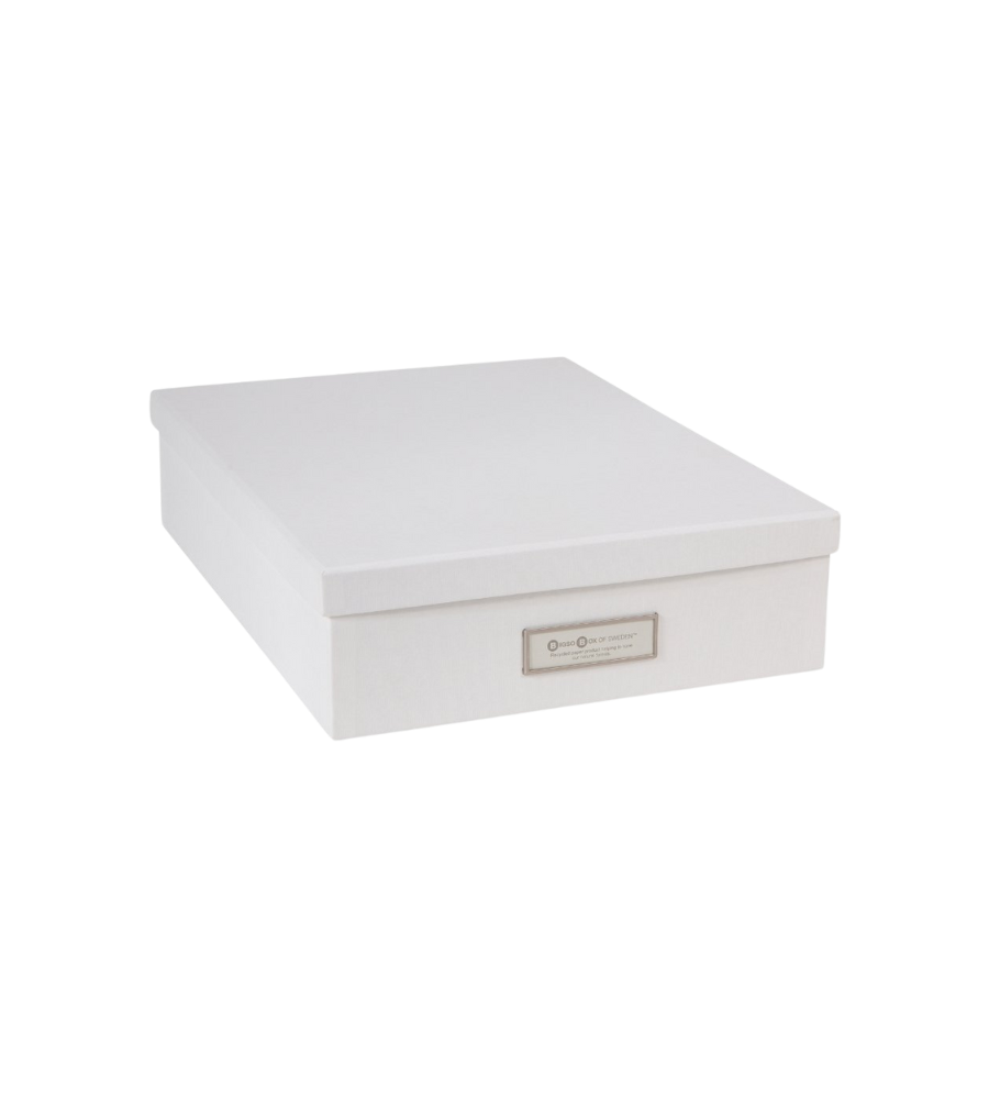 Die Bigso OSKAR Aufbewahrungsbox A4 - Weiss ist eine weiße, rechteckige Aufbewahrungsbox mit aufgesetztem Deckel und kleinem Etikettenhalter, ideal zur Aufbewahrung von Dokumenten. Abgebildet vor einem schlichten weißen Hintergrund.