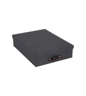 Die Bigso OSKAR Aufbewahrungsbox A4 in Schwarz Canvas mit aufgesetztem Deckel und schwarzem Seitengriff eignet sich perfekt als Dokumentenbox, hier vor einem schlichten weißen Hintergrund.