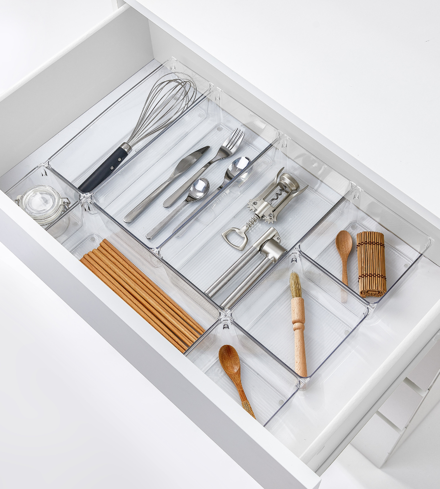 In einer Küchenschublade werden mit dem BNB x VCN Schubladen Organizer - Set KLAR - HOCH (8-Teilig) Utensilien wie Schneebesen, Besteck, Korkenzieher, Kochlöffel, Pinsel, Essstäbchen und eine Bambus-Sushi-Matte ordentlich verstaut.