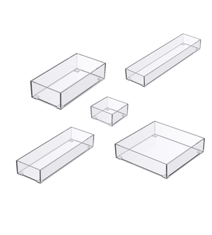 Fünf klare SLIDE Schubladen Organizer KLAR von BNB x VCN in verschiedenen Größen sind leer auf einem hellgrauen Hintergrund abgebildet. Die rechteckigen, stapelbaren Acrylbehälter sind oben offen und eignen sich ideal für die Schubladenorganisation.