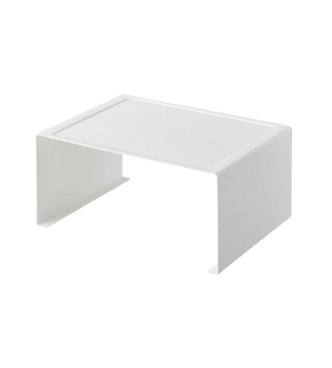 Das YAMAZAKI TOWER Küchenregal - Weiss ist ein weißes, rechteckiges Regal mit offenen Seiten. Es wurde entwickelt, um auf flachen Oberflächen zu sitzen und den Platz für zusätzliche Lagerung oder Organisation zu maximieren.