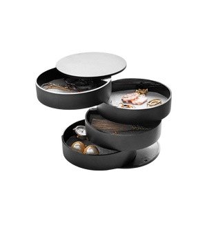 Die YAMAZAKI TOWER Schmuckbox mit 4 Fächern in Schwarz hat drehbare Ebenen und präsentiert Ringe, Ohrringe und Ketten stilvoll - ideal für elegante Schmuckaufbewahrung.