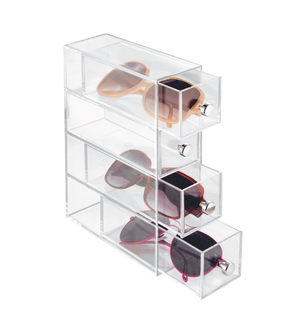 Der iDesign DRAWER - Schubladen-Turm KLAR 4 Fächer - Schmal aus klarem Acryl präsentiert übersichtlich vier Sonnenbrillen mit unterschiedlich farbigen Rahmen auf weißem Hintergrund - perfekt stapelbar und platzsparend.