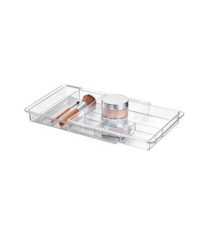 Transparente Aufbewahrungsbox mit Fächern hält Make-up-Produkte, auf weißem Hintergrund.