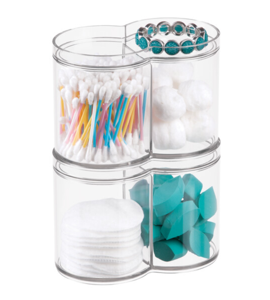 Der iDesign CLARITY Kosmetik Organizer KLAR mit Deckel bietet vier Fächer für Wattestäbchen, Wattepads, Schwämme & Bälle; eine türkisfarbene Perlenarmkette liegt obenauf - perfekt zur Aufbewahrung im Bad.