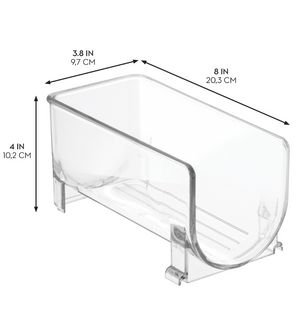 Der iDesign BINZ - Flaschenhalter KLAR - Single ist ein klarer, stapelbarer Kunststoff-Flaschenhalter mit offener Vorderseite zur einfachen Aufbewahrung im Kühlschrank. Maße: 8" x 3,8" x 4" (20,3x9,7x10,2 cm). Schwarze Pfeile zeigen die Abmessungen an.