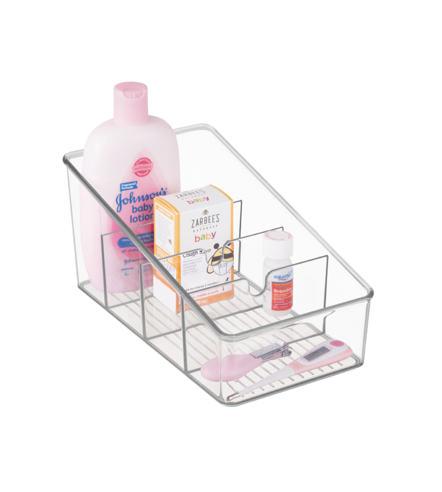 Ein iDesign LINUS - Aufbewahrungsbehälter KLAR mit Fächern hält Johnsons Babylotion, Zarbees Babyhustensaft, eine kleine Flasche und ein rosafarbenes digitales Thermometer, alles fein säuberlich auf einem weißen Hintergrund angeordnet.