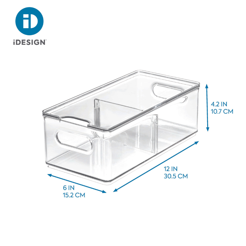 Der iDesign HOME EDIT - Aufbewahrungsbehälter KLAR Kühlschrank verfügt über 2 Fächer mit Deckel, integrierte Griffe und eine Mitteltrennwand. Größe: 30,5 x 15,2 x 10,7 cm. Ideal zur stapelbaren Aufbewahrung im Kühlschrank; iDesign-Logo oben links.