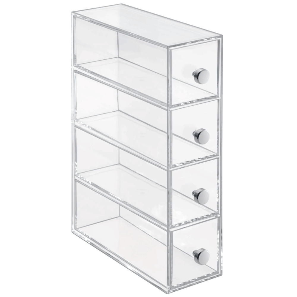 Der iDesign DRAWER Schubladen-Turm KLAR 4 Fächer - Schmal aus klarem Acryl hat vier herausziehbare Schubladen mit runden silbernen Knöpfen und ist ideal für übersichtliche Aufbewahrung.