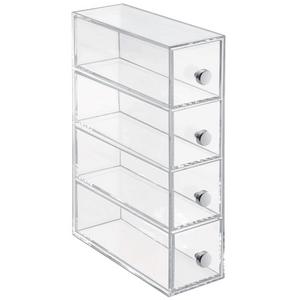 Der iDesign DRAWER Schubladen-Turm KLAR 4 Fächer - Schmal aus klarem Acryl hat vier herausziehbare Schubladen mit runden silbernen Knöpfen und ist ideal für übersichtliche Aufbewahrung.