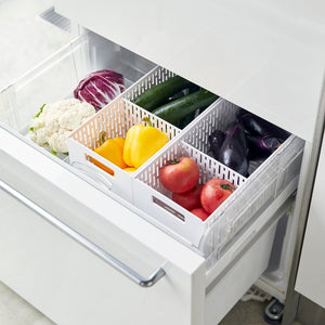 Gemüse wie Paprika, Tomaten und Zucchini ordentlich in Kühlschrank-Schublade in Kisten gelagert.